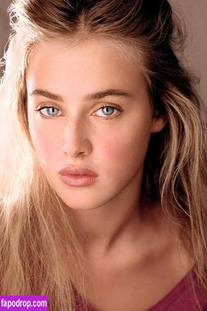 Anna Van Patten photo #0005