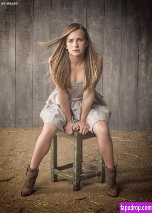 Britt Robertson photo #0086