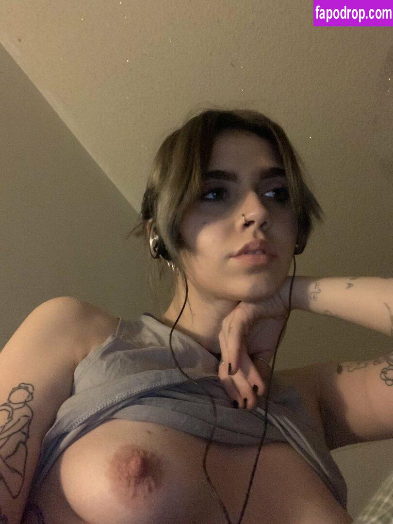 coolgirl2001 / fandomgirl2001 / wired_earbuds leak of nude photo #0018 from OnlyFans or Patreon