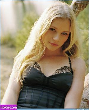 Emilie De Ravin leak #0033