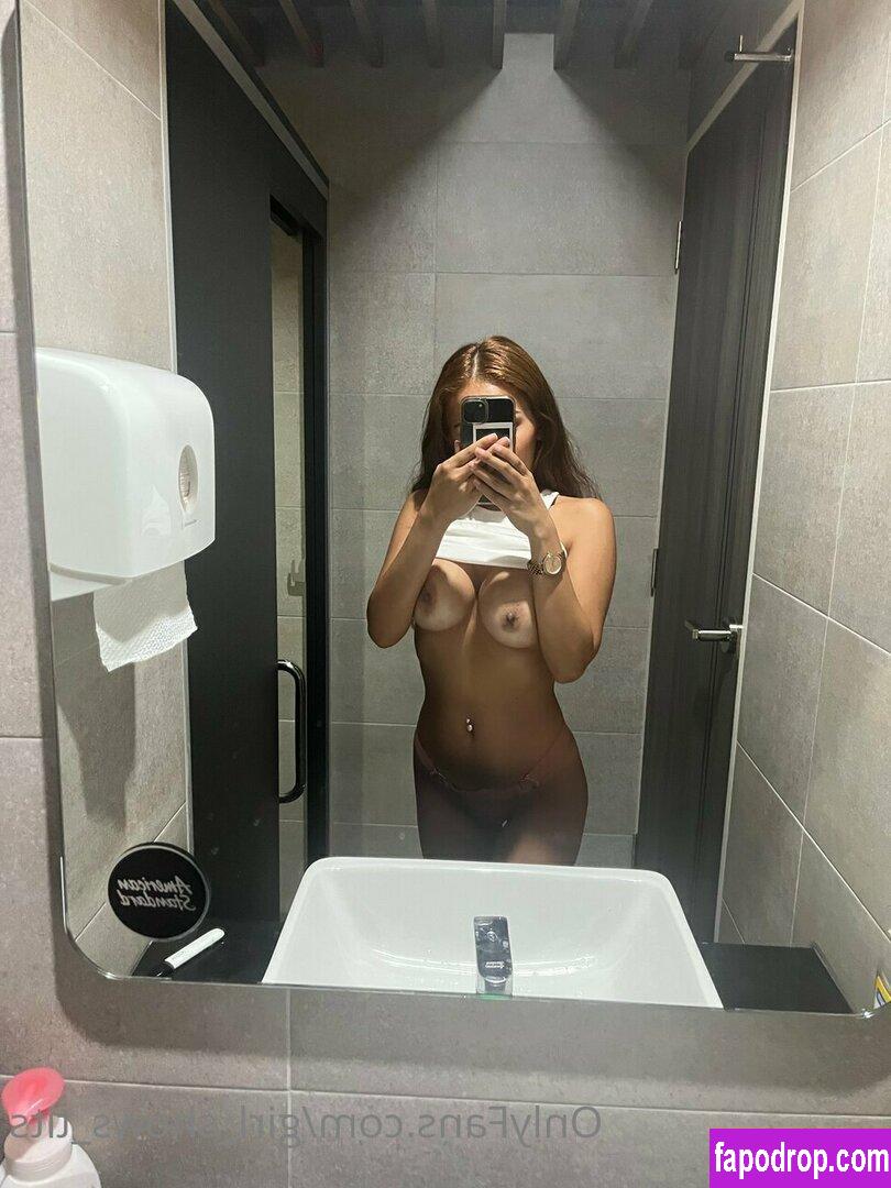 girl_shows_tits /  leak of nude photo #0012 from OnlyFans or Patreon