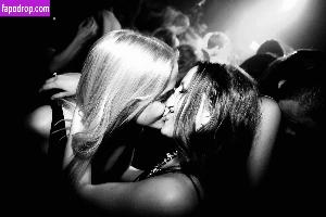 Girls Kissing leak #0006