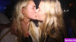 Girls Kissing leak #0010
