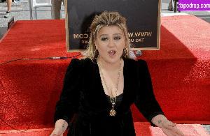 Kelly Clarkson leak #0011